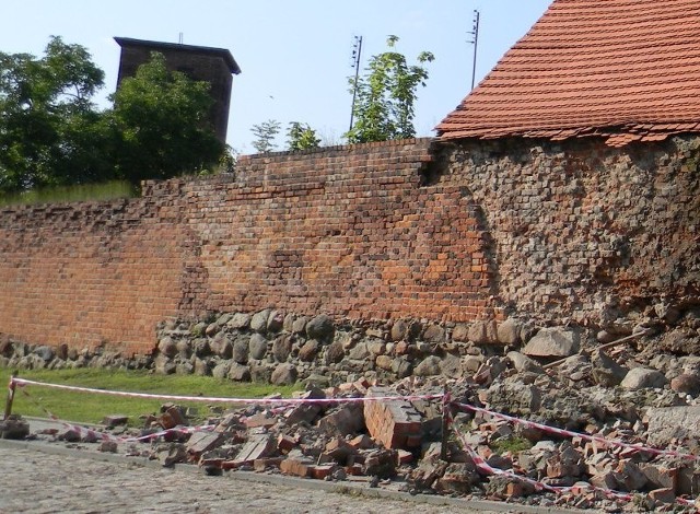 Mur runął na długości około 50 metrów