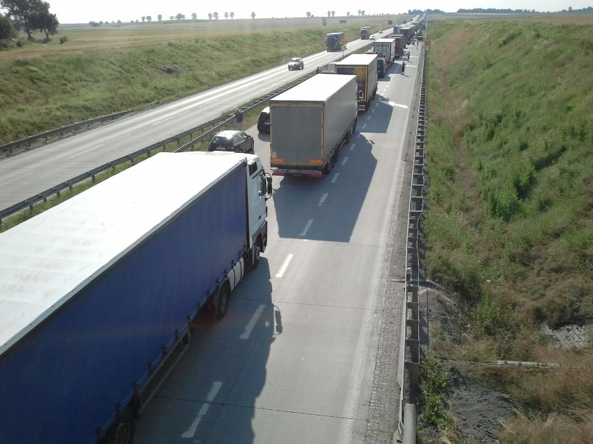 Wypadek na autostradzie A4. Trzy osoby w szpitalu, jeden pas zablokowany. Ogromne korki (ZDJĘCIA)