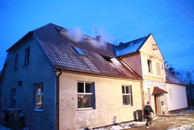 Pozar poddasza domu w Karczowie w gminie Dąbrowa.