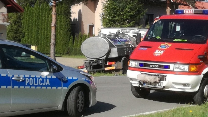 Poważny wypadek w Ropie na drodze w kierunku Wysowej. Po poszkodowaną kobietę w ciąży przyleciał helikopter LPR [ZDJĘCIA]