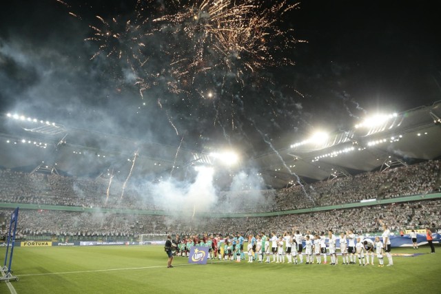 Kibice Legii Warszawa wykorzystali domowe spotkanie z Górnikiem Zabrze, aby wbić kolejną szpilkę w Lukasa Podolskiego. Wizerunek kobiety piorącej koszulkę zabrzańskiego zespołu z nazwiskiem Podolskiego było okraszone opisem: "Fatalna sytuacja w Odrze. Przyczyną g*wno w wiodrze". Tuż przed meczem z Żylety poleciały fajerwerki.