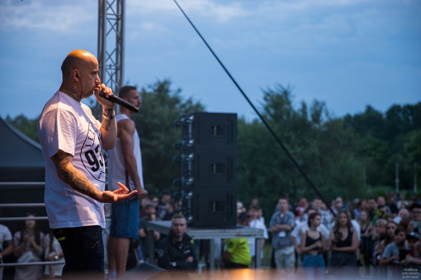 Znany raper wystąpił w Ostrowcu Świętokrzyskim. Peja Slums Attack zagrał koncert w Parku Miejskim. Przyciągnął mnóstwo fanów