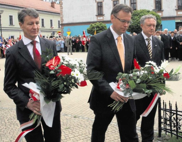 Posłowie (od lewej): Andrzej Czerwiński (PO) na kwiaty wydał 5,1 tys. zł, Arkadiusz Mularczyk (Zjednoczona Prawica) 4,2 tys. zł, a Wiesław Jańczyk (PiS) nie wykazał wydatków na kwiaty 