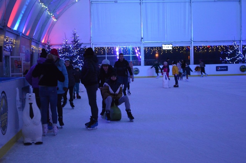 Świetna zabawa na lodowisku w Bałtowie. Tam naprawdę czuć zimę (ZDJĘCIA)
