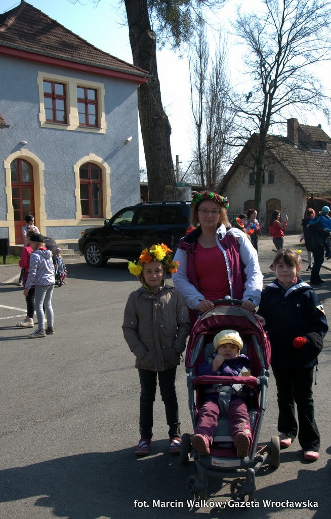 Wrocławianie przywitali wiosnę. Barwny pochód na Brochowie (FILM, ZDJĘCIA)