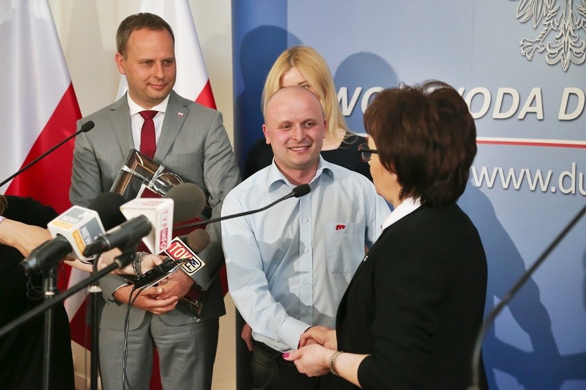 Wrocław: Minister i wojewoda oficjalnie podziękowali kierowcy autobusu 145