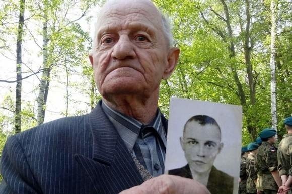- To moje zdjęcie z obozu. Miałem wtedy 19 lat, niewiele jeszcze wiedziałem o życiu - mówi Stanisław Ładziak.