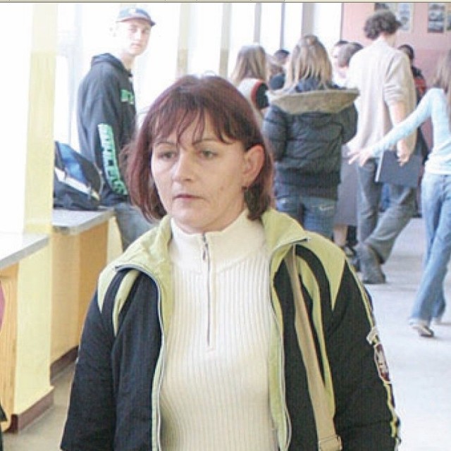 Renata Materak, mama drugoklasisty Pawła, patroluje korytarz podczas przerwy w usteckim gimnazjum.