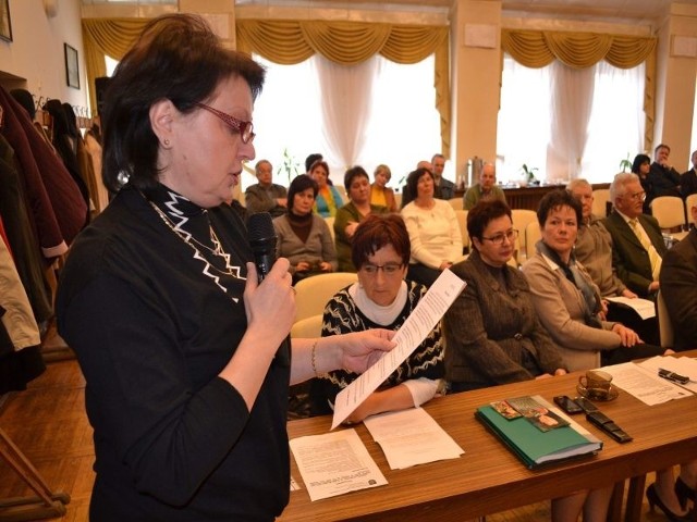 Grażyna Nowak, przewodnicząca rady sołeckiej w Łąsku Małym odczytała apel mieszkańców do radnych: - Nie likwidujcie nam szkoły!