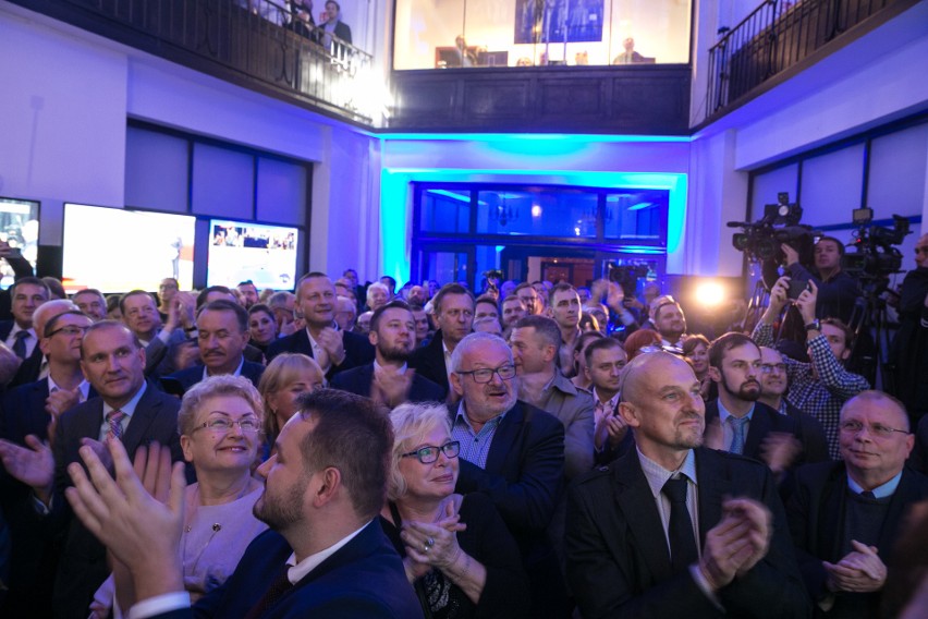 Wybory samorządowe 2018 w Krakowie. Radość w sztabie wyborczym Jacka Majchrowskiego [ZDJĘCIA]