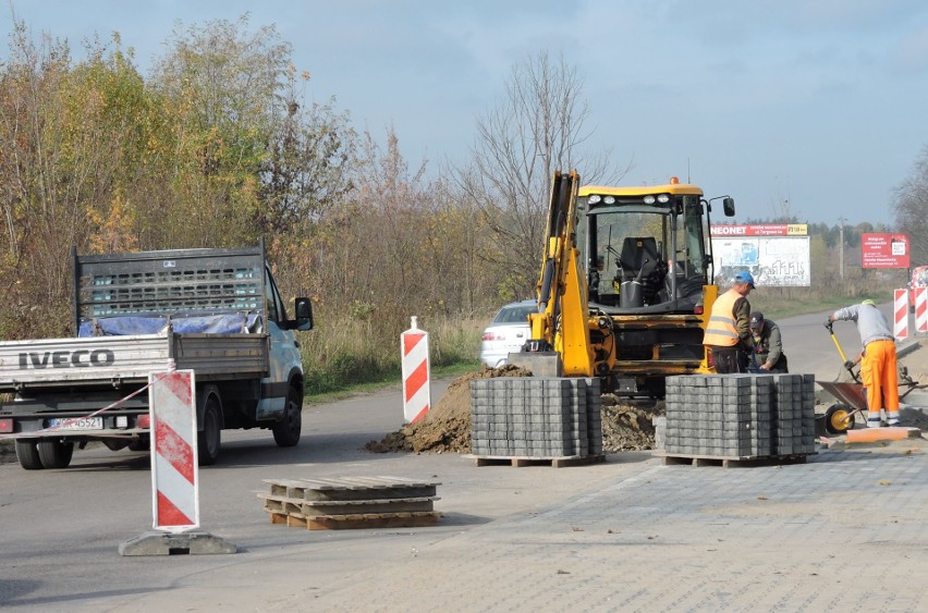 W Ostrowi na ulicy Sikorskiego trwa budowa ścieżki rowerowej