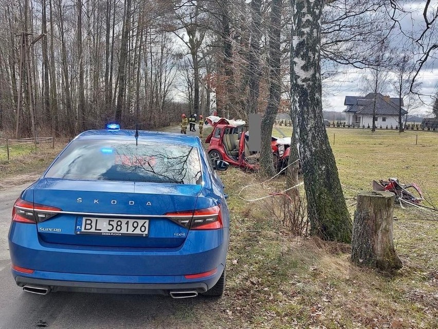 Śmiertelny wypadek w gminie Zbójna w Podlaskiem. Fiat panda roztrzaskał się na drzewie. Nie żyje kierowca, pasażer ciężko ranny