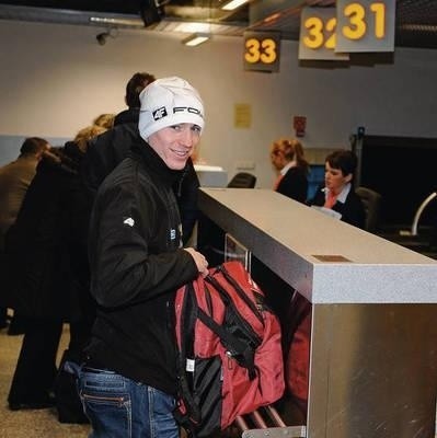 Kamil Stoch wczoraj na lotnisku w podkrakowskich Balicach, skąd polscy skoczkowie odlecieli do Norwegii Fot. Michał Klag