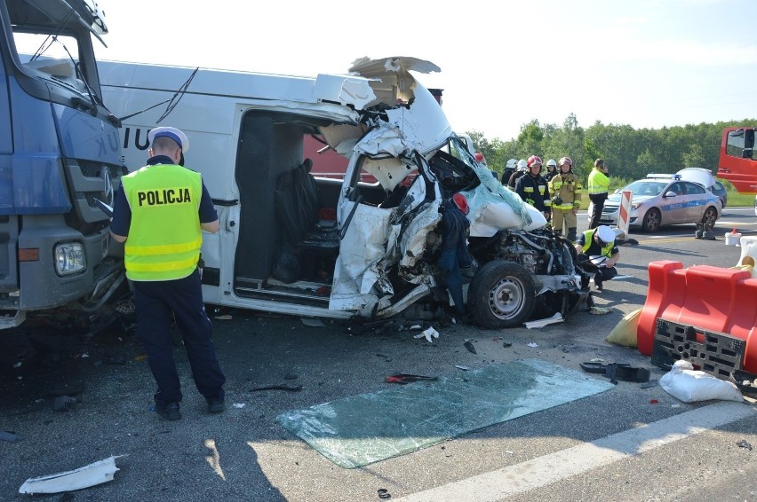 Wypadek na A1 koło Piotrkowa przy S8. Zderzenie busa z ciężarówką. 6 osób rannych [ZDJĘCIA, FILM]