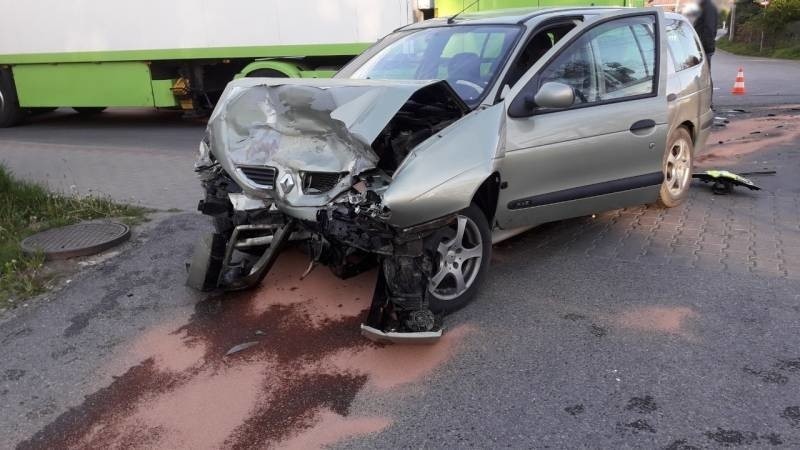 Chełmiec wypadek. Na ul. Marcinkowickiej zderzyły się trzy pojazdy. Dwóch rannych kierowców zabrano do szpitala