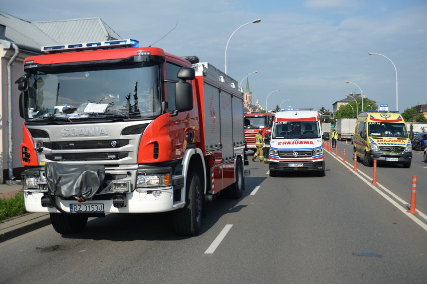 Wypadek w Przemyślu. Na ul. Lwowskiej kobieta wbiegła pod motocykl. Ranne dwie osoby [ZDJĘCIA]