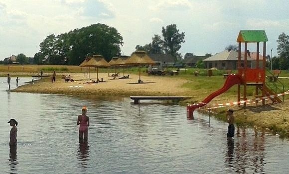 Nad zalewem w Jarocinie pojawiły się specjalne parasole i zjeżdżalnia do wody.