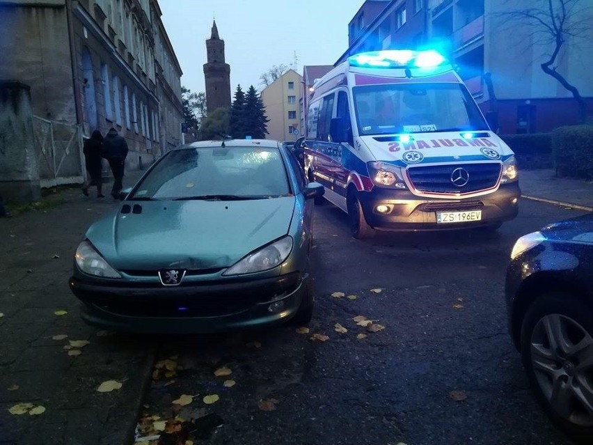 Stargard. Nietypowy wypadek. Samochód z Azjatami wjechał tyłem w drzewo. Jedna osoba w szpitalu