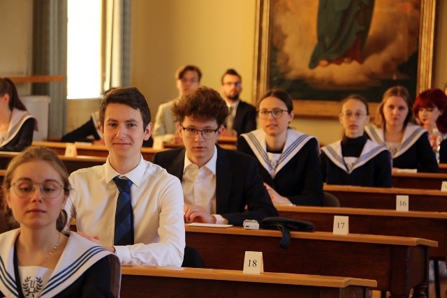W Liceum Sióstr Urszulanek we Wrocławiu matury przebiegały w dobrym nastroju. Uczniowie przyjmowali arkusze z uśmiechem.