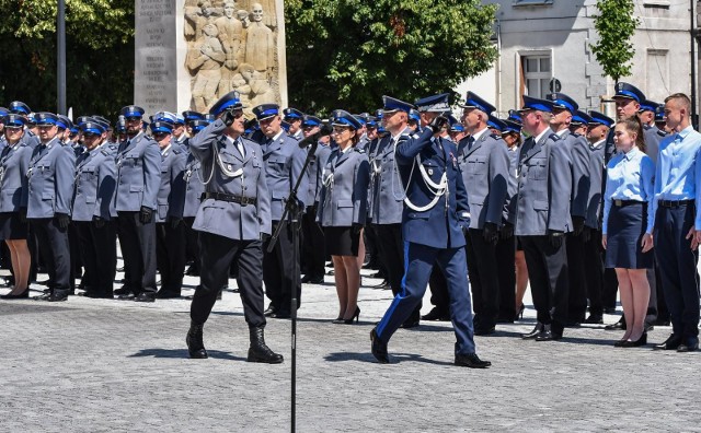 Przy okazji uroczystych obchodów Święta Policji na rynku w Starym Fordonie awansowanych zostało 378 policjantów, były medale i odznaczenia, a dwaj stróże prawa zostali uhonorowani brązową odznaką "Zasłużony Policjant"