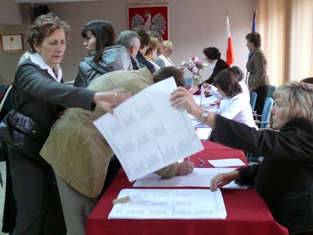 Głosowanie w Urzędzie Gminy Włoszczowa.