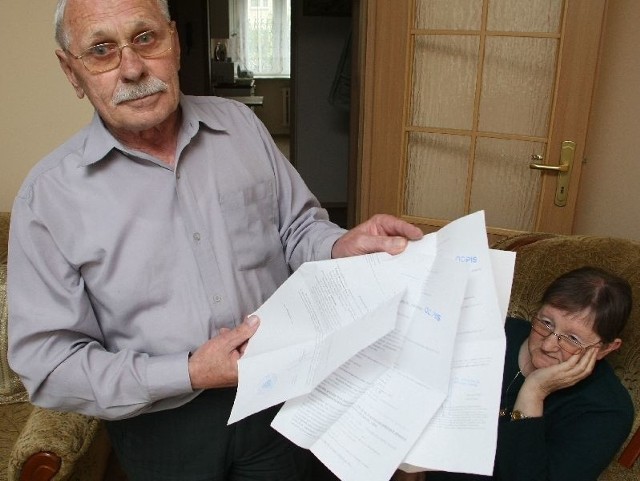 Pan Stanisław Jabłoński, pokazuje pisma otrzymane od komornika