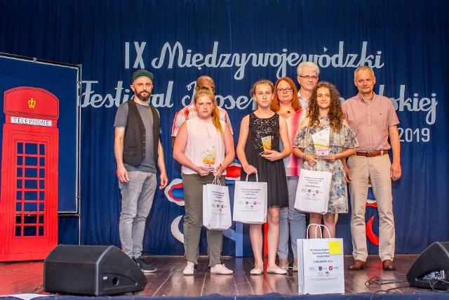 Grupa laureatów IX Międzywojewódzki Festiwal Piosenki Angielskiej w Zaklikowie