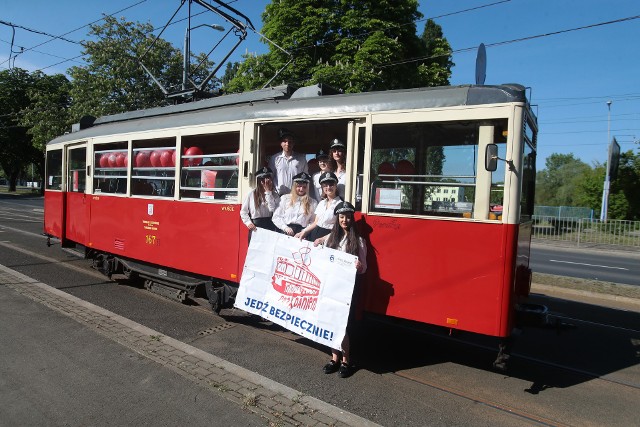Ośmioro studentów Pomorskiego Uniwersytetu Medycznego w Szczecinie przez dwie i pół godziny jeździło w zabytkowym tramwaju "SZCZECIN", który na czas ich akcji przemianowano na "Tramwaj zwany pożądaniem"