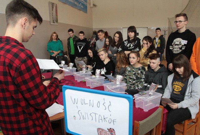 Jedną z wiodących szkół w Radomiu jest Zespół Szkół Technicznych, gdzie można zdobyć zawód, a potem także iść na studia.