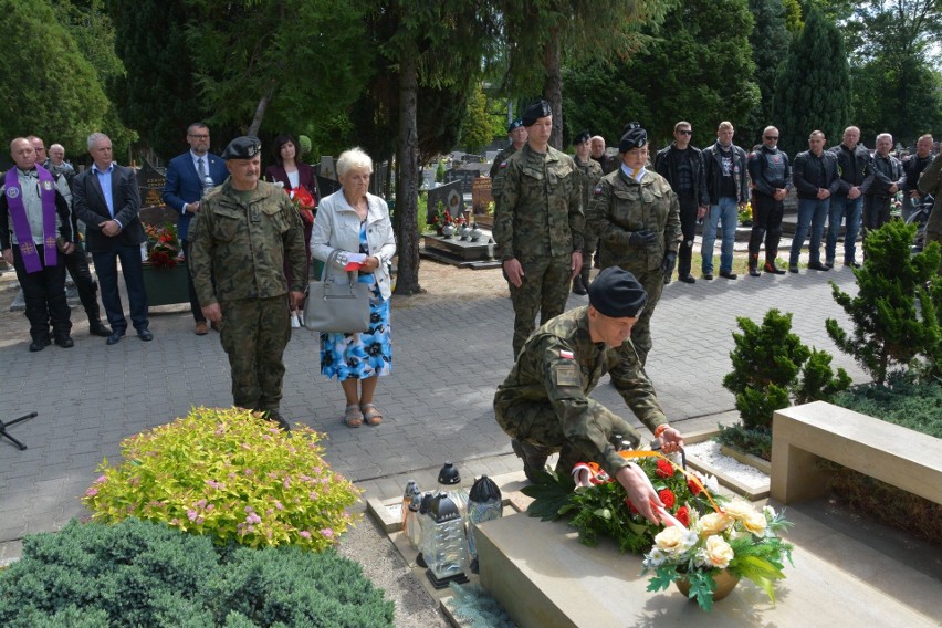 Insygniami Orderu Krzyża Wojskowego oznakowany został grób...