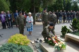 Sulechów. Wyróżnienie grobu kaprala Huberta Kowalewskiego insygniami Orderu Krzyża Wojskowego