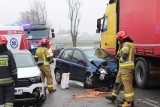 Wypadek na wylocie z Wielunia. Uderzona osobówka wjechała na ciężarówkę. Informacje 29.11.2022