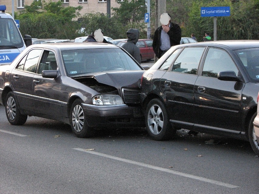 Trzy auta zderzyły się na ul. Drobnera. Ranni trafili do szpitala (FOTO)