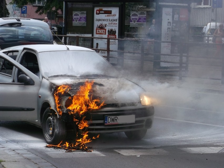 Wrocław: Auto w płomieniach na skrzyżowaniu Pomorskiej i Dubois (FILM, ZDJĘCIA)