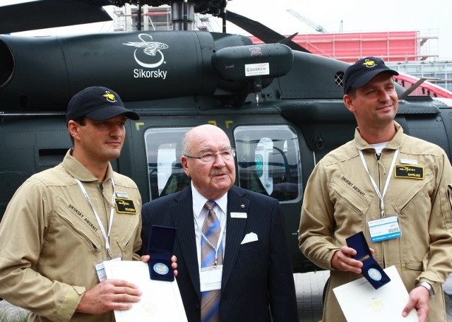 Sergei Sikorsky, ambasador honorowy firmy Sikorsky Aircraft oraz piloci doświadczalni Wojciech Romańczuk i Dariusz Daszewski, którzy w PZL Mielec testują Black Hawki.