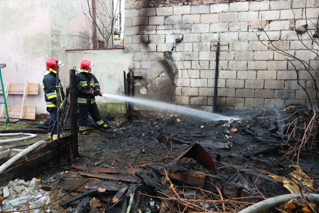 Z drewnianego budynku została sterta spalenizny, którą dogaszali strażacy