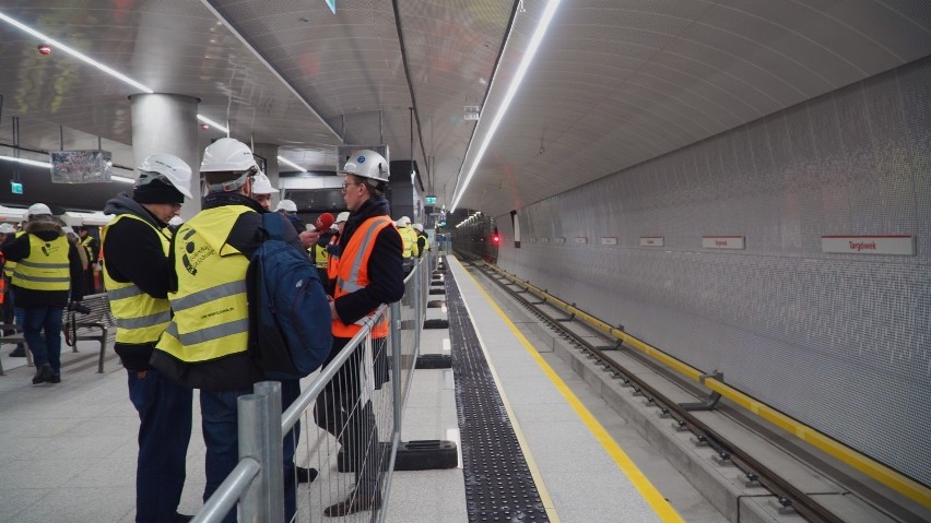 Warszawa: II linia metra. Pierwszy pociąg przejechał nowym odcinkiem. Jak wyglądają stacje Szwedzka, Targówek i Trocka? Kiedy otwarcie?