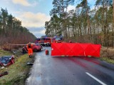 Wypadek w Sasinowie pod Mosiną. Jedna osoba nie żyje, druga trafiła do szpitala