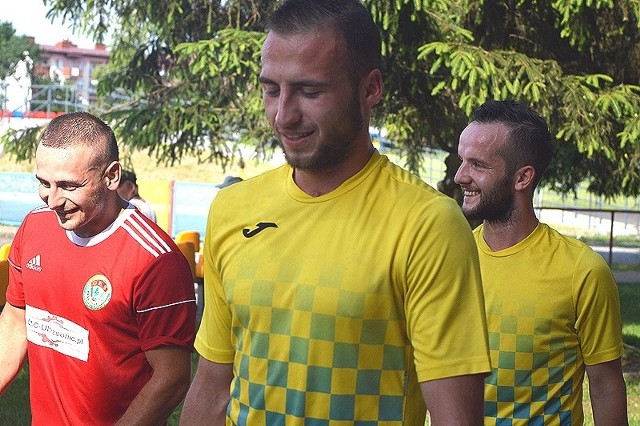 Piłkarze Mazowsza Grójec (w żółtych koszulkach) zmierzą się w hicie 3. kolejki Campeon.pl Ligi Okręgowej z Powiślanką Lipsko.