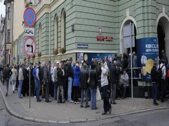 Taka kolejka stała za monetami wczoraj w Bydgoszczy