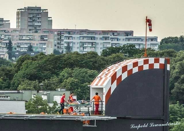 Śmigłowiec ratowniczy LPR w akcji na gdańskich Stogach. Starsza kobieta z plaży trafiła do szpitala