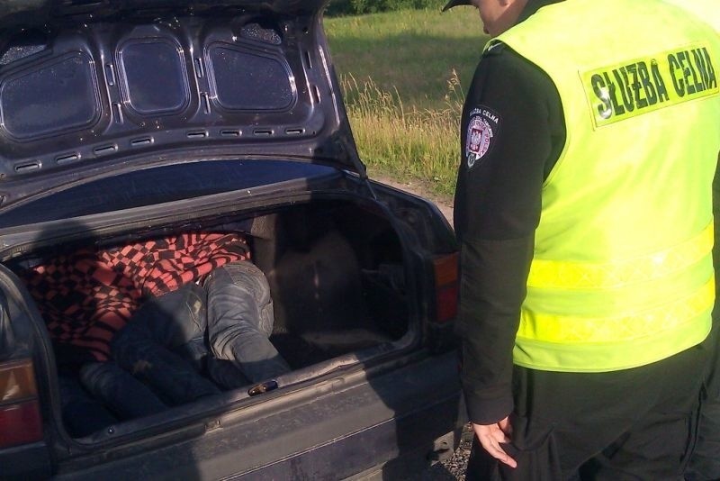 Powiadomiony przez celników współdziałający patrol straży...