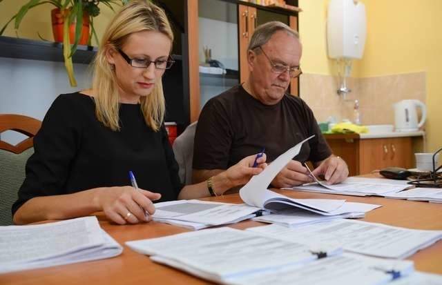 Anna Lenz i Waldemar Modrzyński weryfikują zgłoszone do rejestracji listy kandydatów do Rady Miasta
