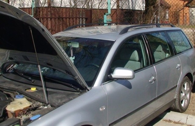 Kradziony passat czeka na właściciela na policyjnym parkingu w Sejnach