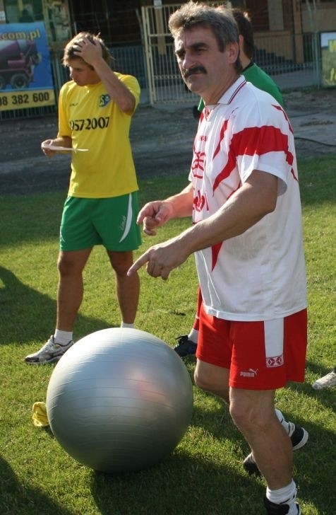 Trener piłkarzy Siarki Tarnobrzeg Adam Mażysz może wreszcie odetchnąć z ulgą i w spokoju poprowadzić treningi.