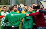 Awantura w klasie A. Kibice w Mirowie przerwali mecz i chcieli bić piłkarzy z Iłży (ZDJĘCIA) 