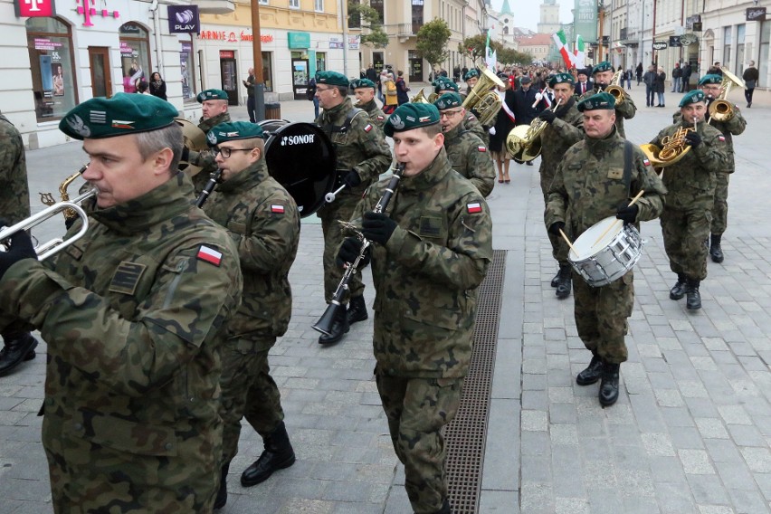 Pochód uczniów III LO w centrum Lublina. Obok siebie żonglerze i żołnierze. Zobacz zdjęcia