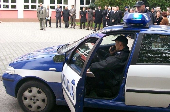 Policjanci zjawili się pod gimnazjum w Przysusze, by...