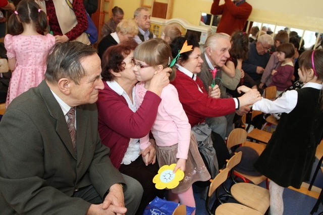 Za życzenia babcie i dziadkowie odwdzięczają się uśmiechem i całusami. Na zdjęciu Natalia Woźniak w objęciach swojej babci Krystyny Chojnej.
