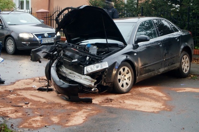 W piątek 4 listopada doszło do wypadku we wsi Bięcino (powiat słupski). Kierowca samochodu osobowego Audi A4 uderzył w przydrożne drzewo. Mężczyzna z obrażeniami ciała trafił na słupski SOR. Policja bada okoliczności zdarzenia.Wideo z miejsca wypadku